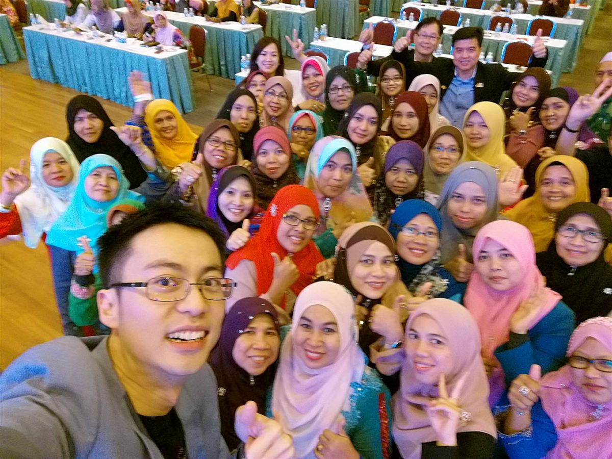 Marcus taking a selfie with a large group of Zhulian distributors